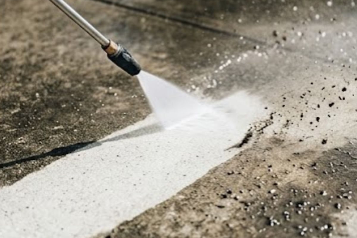 How to Remove Years of Dirt From Concrete With a Pressure Washer